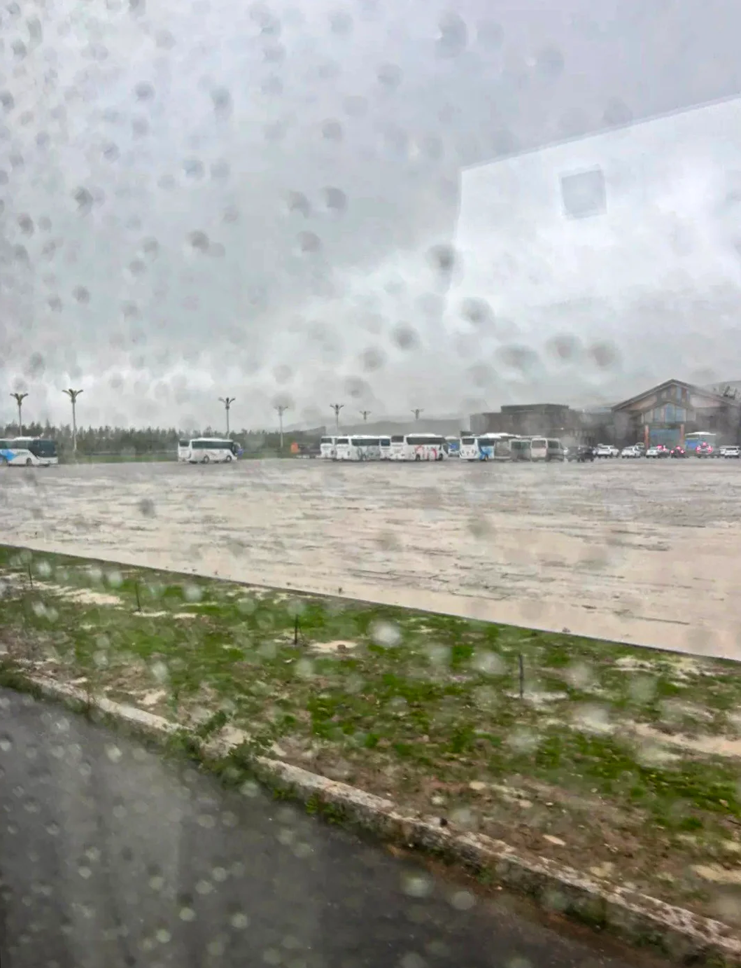 赛里木湖雨天拍照,旅游帮手 赛里木湖雨天拍照,旅游帮手
