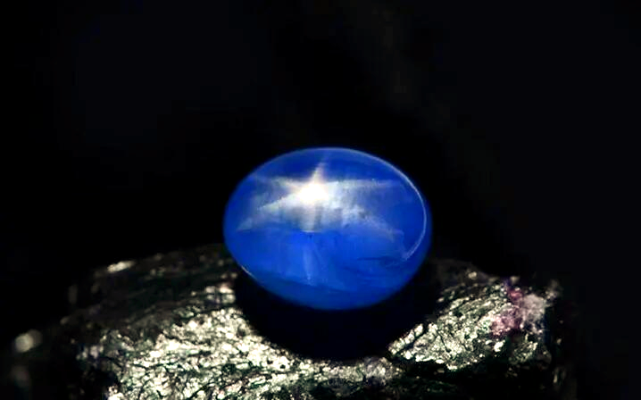人造星光蓝宝石图片(人造蓝宝石有什么用途) 第1张
