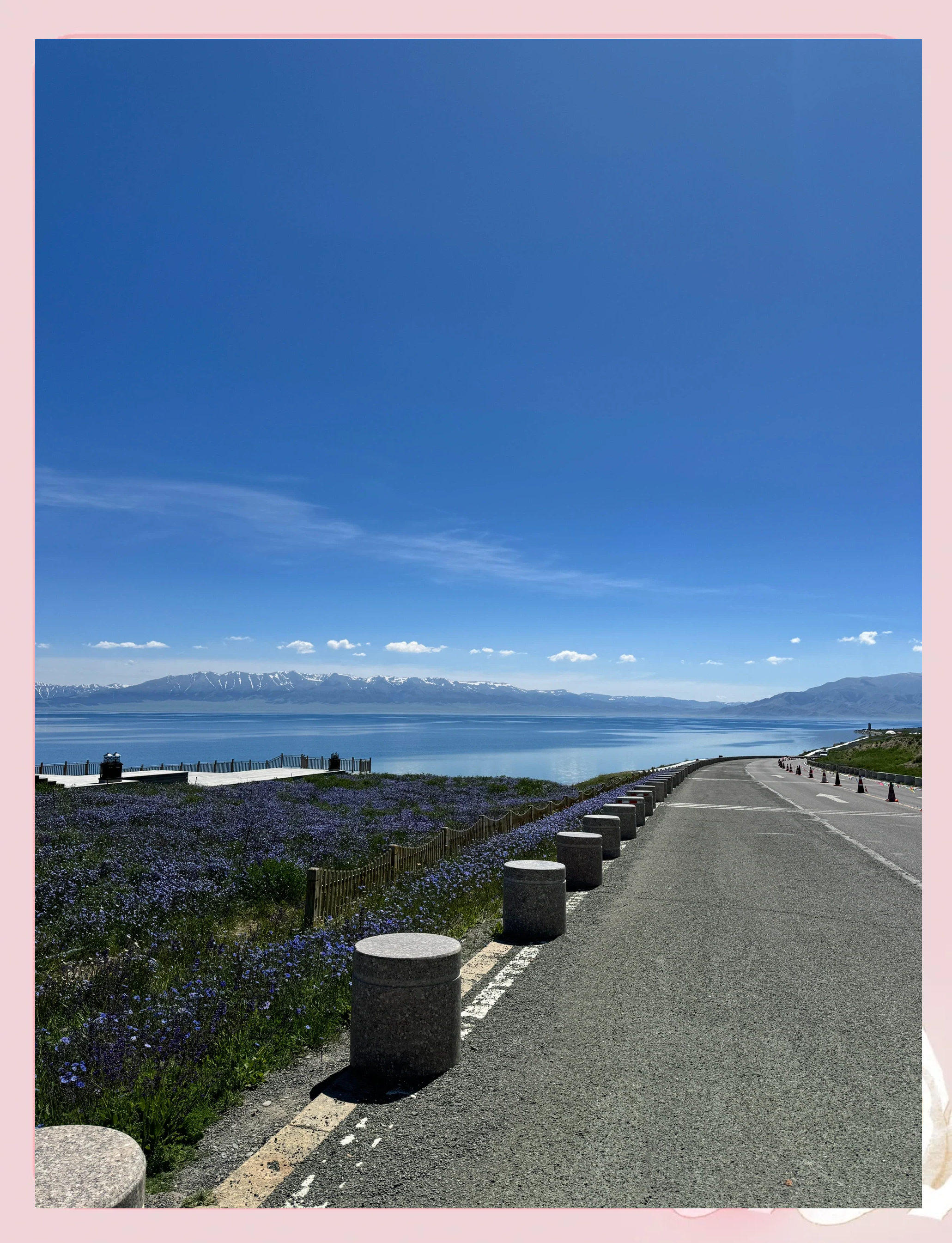 赛里木湖背身拍照,旅游帮手 赛里木湖背身拍照,旅游帮手