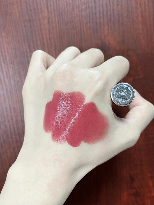 露珠唇膏(润唇膏含珠光) 露珠唇膏(润唇膏含珠光)