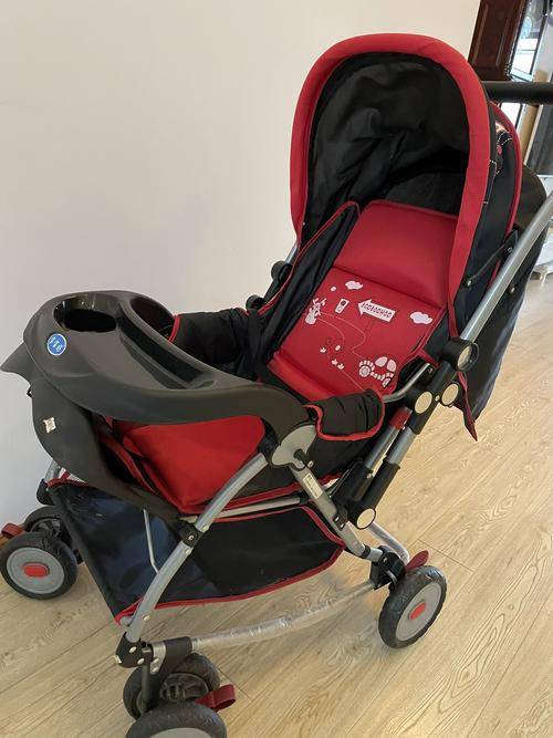 轿车型婴儿车