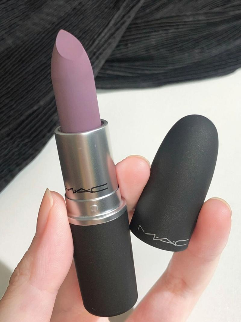 玫红色唇膏(玫红色纯色背景图) 玫红色唇膏(玫红色纯色背景图)