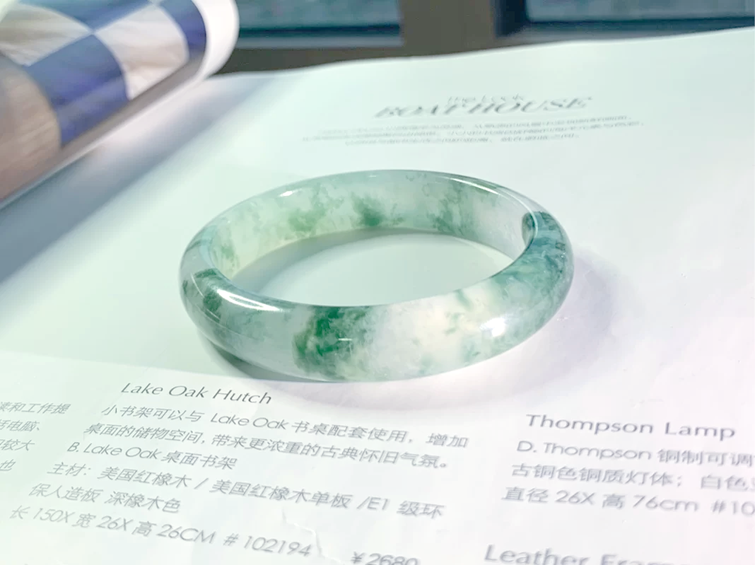 冰种翡翠飘花好还是不飘花好(冰种翡翠和飘花翡翠哪个级别高)
