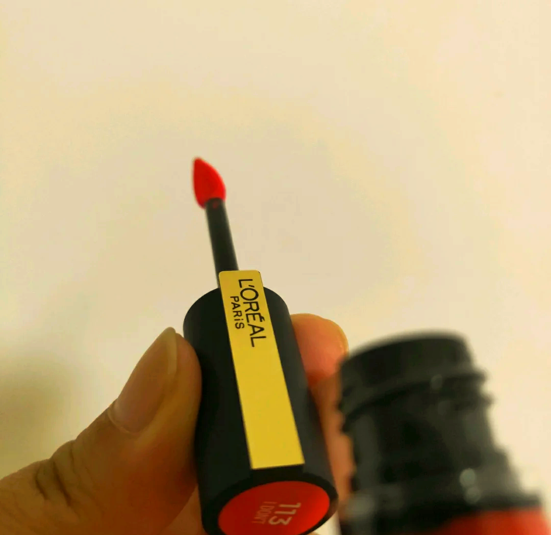 欧莱雅唇膏笔(姜妍涂粉底太白口红太红) 欧莱雅唇膏笔(姜妍涂粉底太白口红太红)