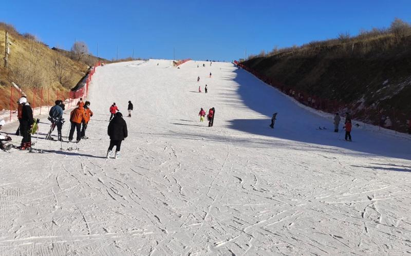 内蒙古赤峰市滑雪场图片