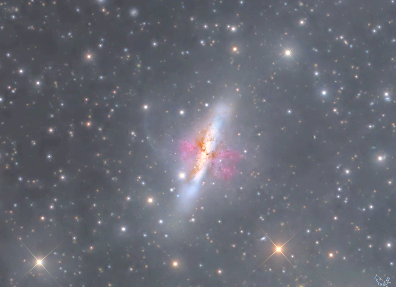 m82星系 宇宙中的风暴之星