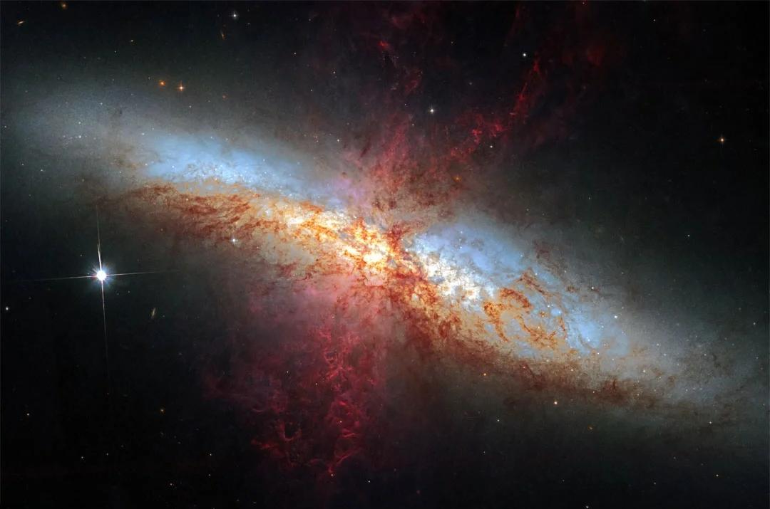 m82星系为何冒红烟?哈勃望远镜揭秘